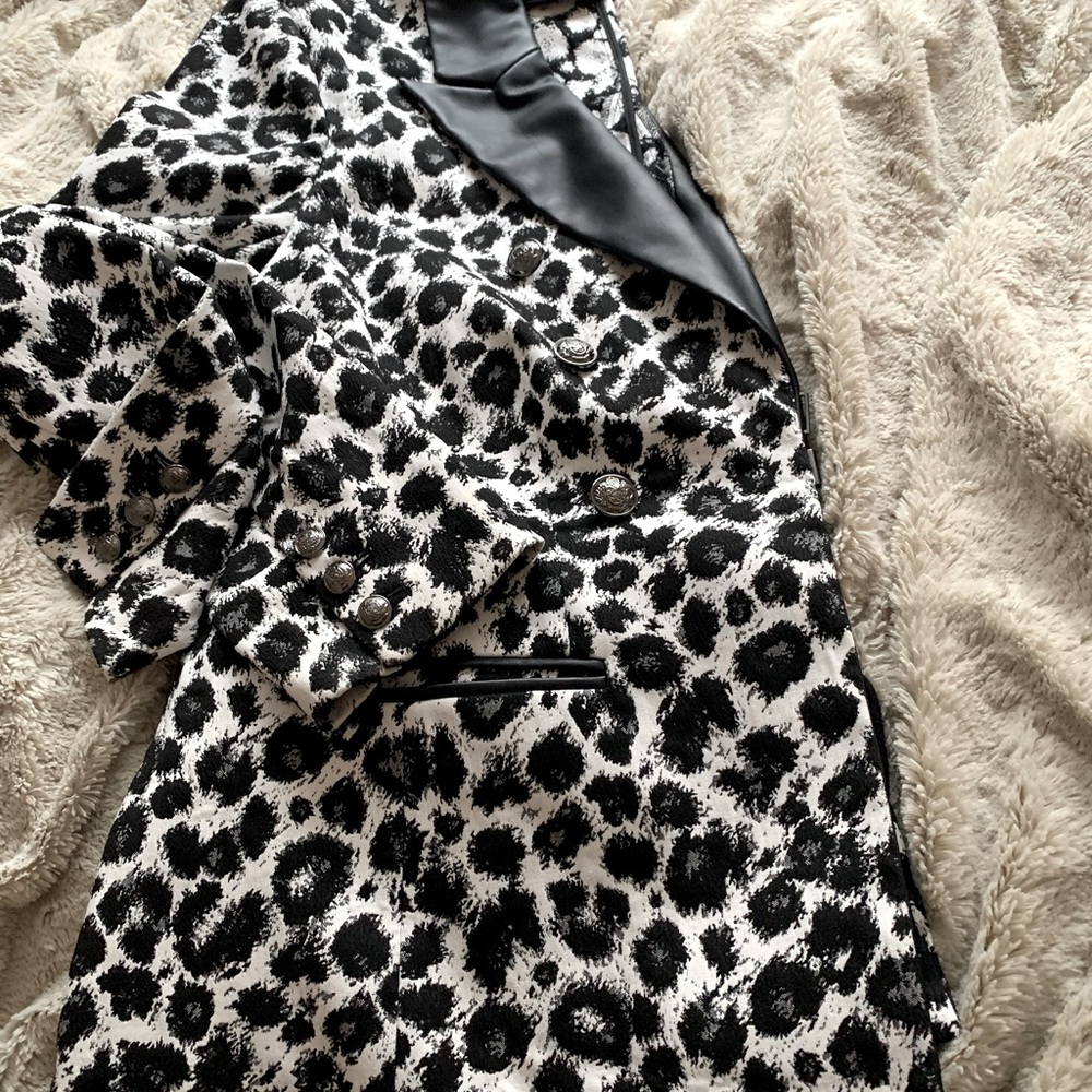 Fashion forward ANIMAL PRINT JACKET